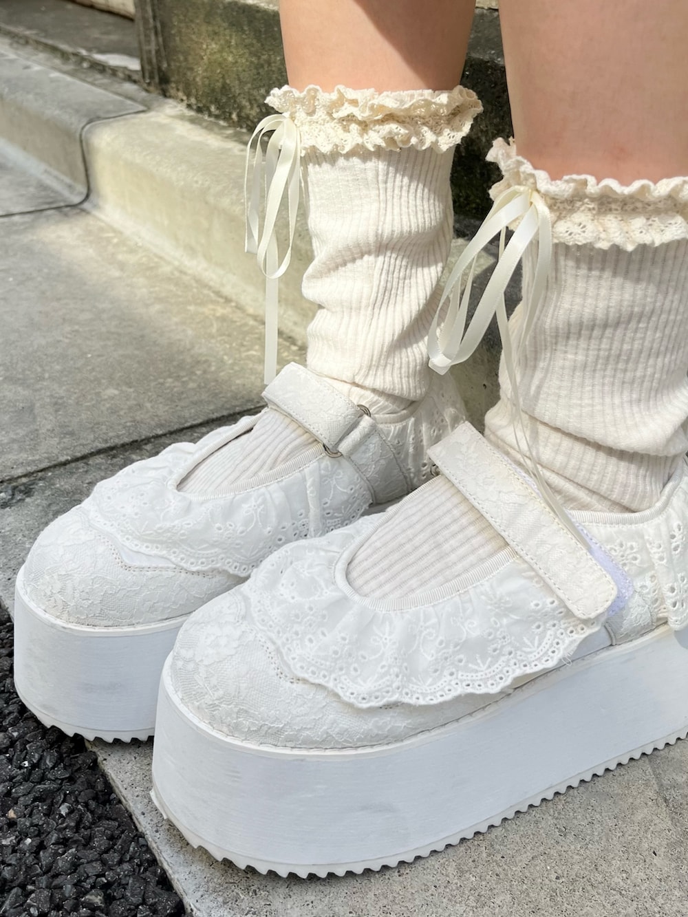 ピンク系のワンピース、ホワイト系のショルダーバッグ、ホワイト系のスニーカーを着用したレディースの秋コーディネートの10枚目の写真