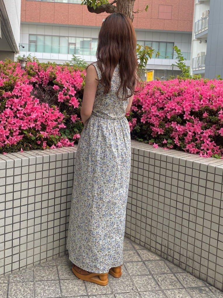 ホワイト系のTシャツ/カットソー、ブラウン系のサンダル、ブルー系のワンピースを着用したレディースの春コーディネートの4枚目の写真