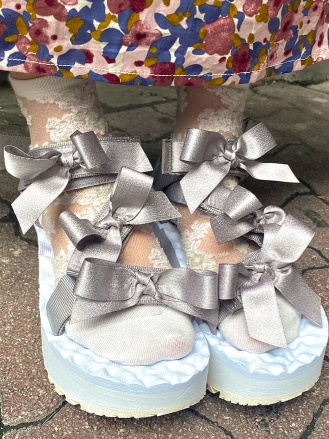 ブルー系のワンピースを着用したレディースの夏コーディネートの5枚目の写真