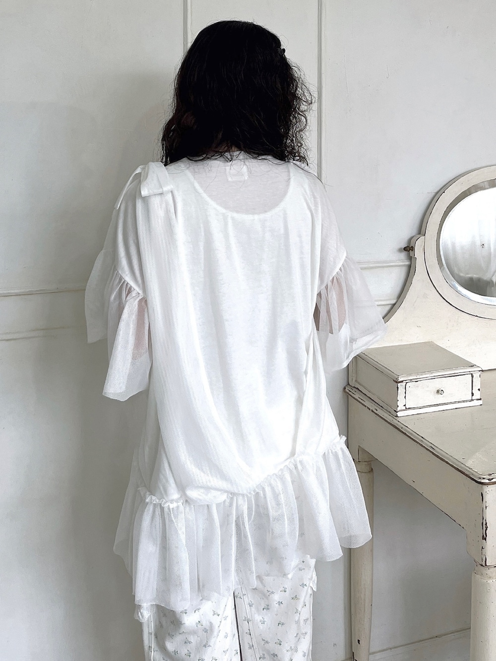 ピンク系のサンダル、ホワイト系のカーゴパンツ、ホワイト系のTシャツ/カットソーを着用したレディースの春コーディネートの7枚目の写真