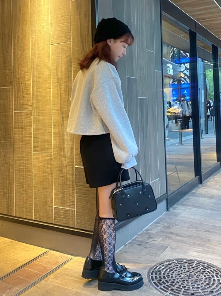 ブラック系のローファー、ブラック系のその他パンツ、グレー系のTシャツ/カットソーを着用したレディースの秋コーディネートの3枚目の写真