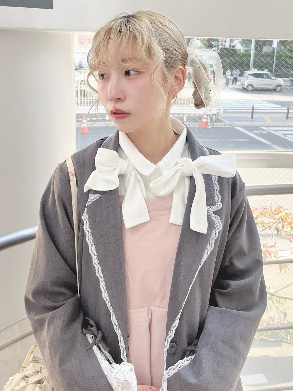 グレー系のテーラードジャケット、ホワイト系のシャツ/ブラウス、ピンク系のワンピースを着用したレディースの冬コーディネートの5枚目の写真