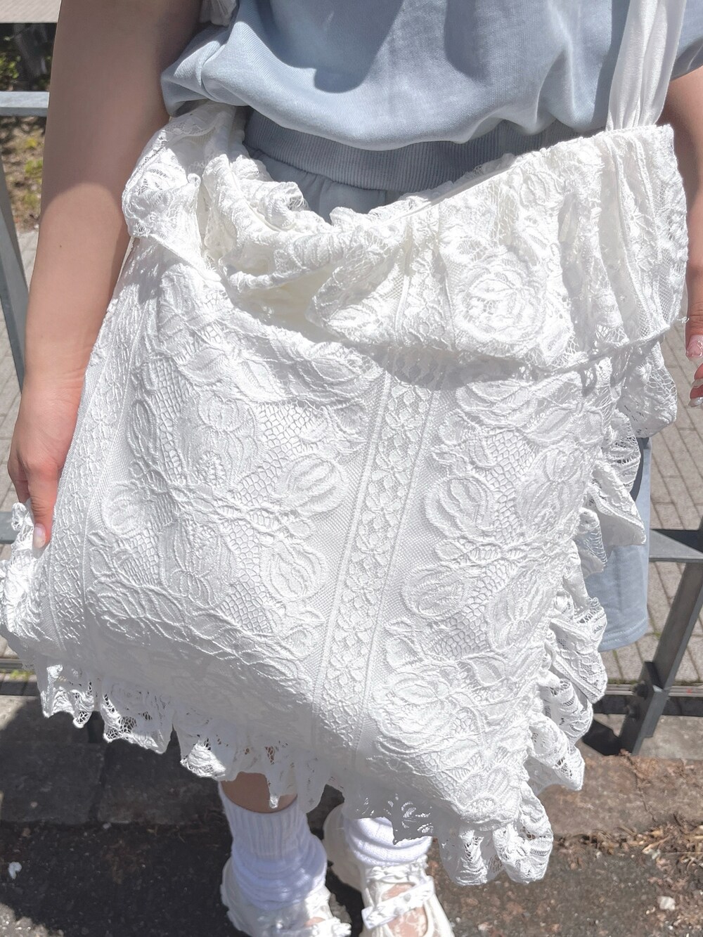 ブルー系のワンピース、ホワイト系のトートバッグ、ホワイト系のスニーカーを着用したレディースの夏コーディネートの9枚目の写真