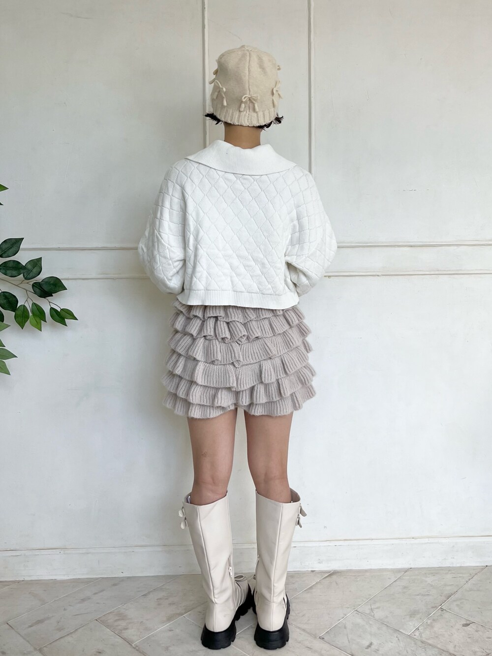ホワイト系のカーディガン/ボレロ、ベージュ系のスウェットパンツ、ホワイト系のブーツを着用したレディースの秋コーディネートの4枚目の写真