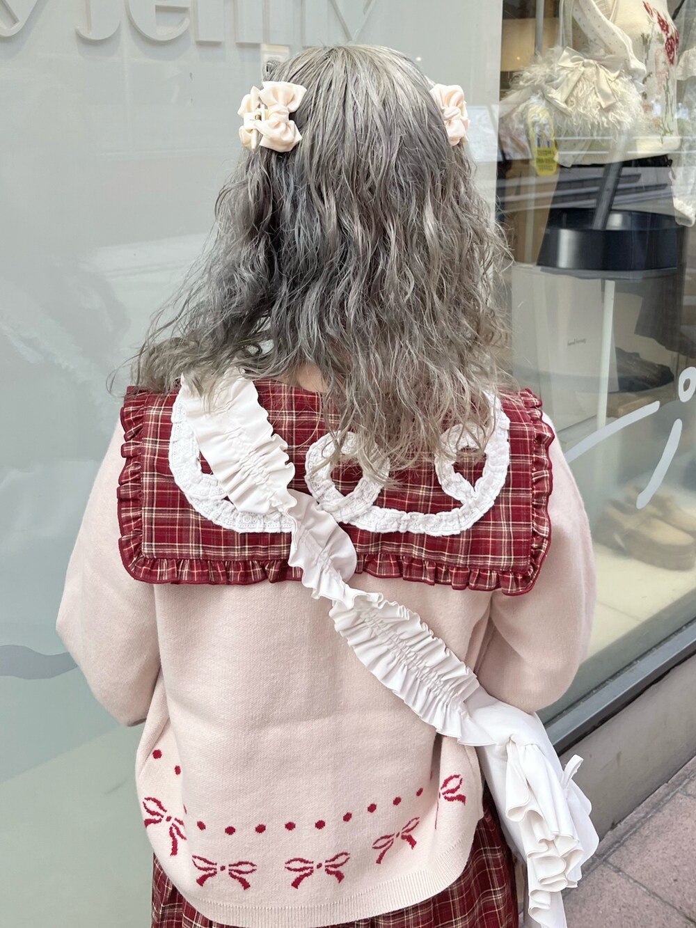 レッド系のワンピース、ホワイト系のカーディガン/ボレロ、ホワイト系のショルダーバッグを着用したレディースの秋コーディネートの7枚目の写真