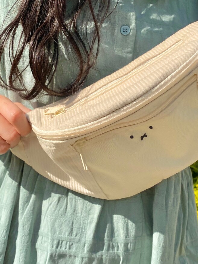 ホワイト系のボディバッグ/ウエストポーチ、グリーン系のワンピース、ホワイト系のスニーカーを着用したレディースの春コーディネートの5枚目の写真