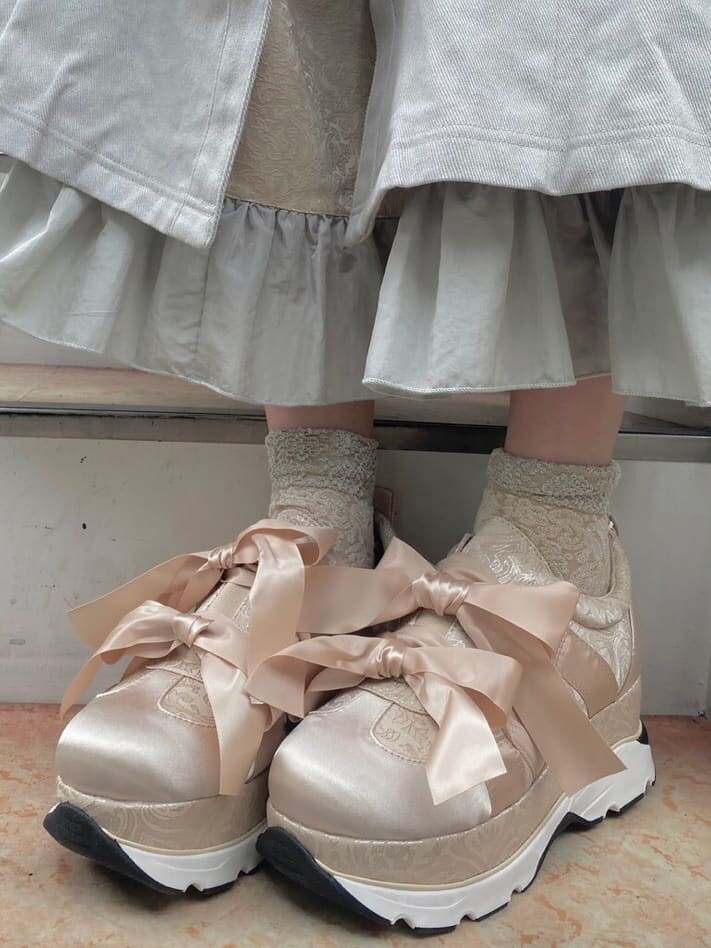 ベージュ系のワンピース、ピンク系のスニーカー、ホワイト系のトートバッグを着用したレディースの夏コーディネートの10枚目の写真