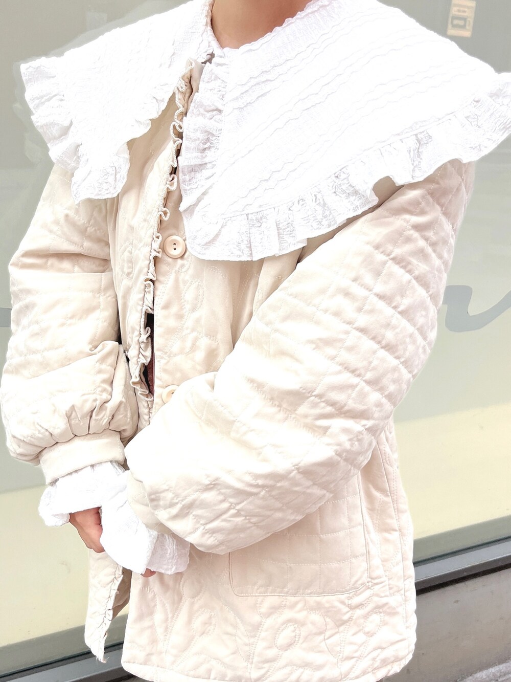 ホワイト系のブルゾン、ピンク系のワンピース、ホワイト系のスニーカーを着用したレディースの秋コーディネートの4枚目の写真