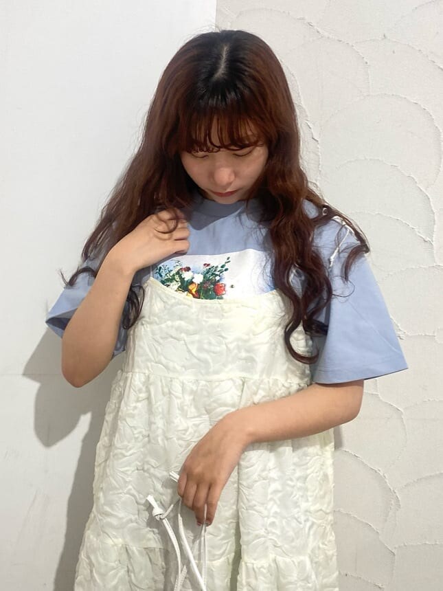 ホワイト系のワンピース、ブルー系のTシャツ/カットソー、ピンク系のパンプスを着用したレディースの春コーディネートの4枚目の写真