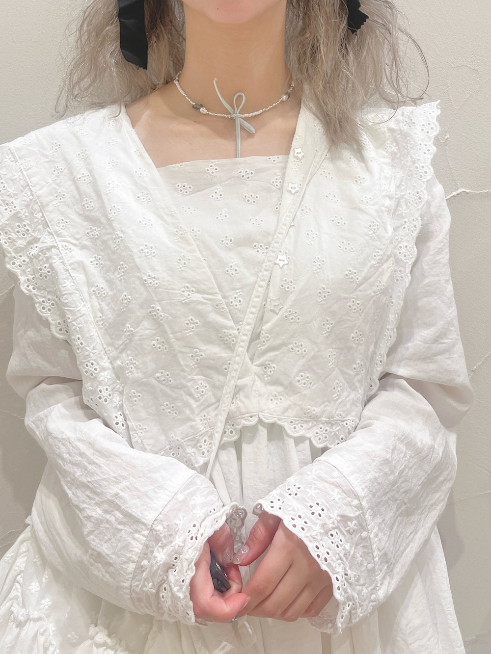 ホワイト系のワンピース、ピンク系のスウェットパンツ、ホワイト系のショルダーバッグを着用したレディースの春コーディネートの6枚目の写真