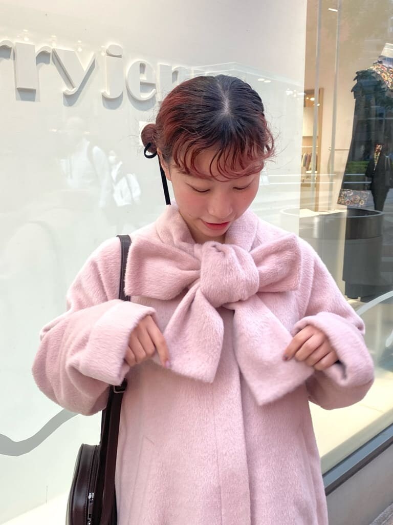 ベージュ系のブーツ、ベージュ系のブーツ、ピンク系のその他アウターを着用したレディースの秋コーディネートの4枚目の写真