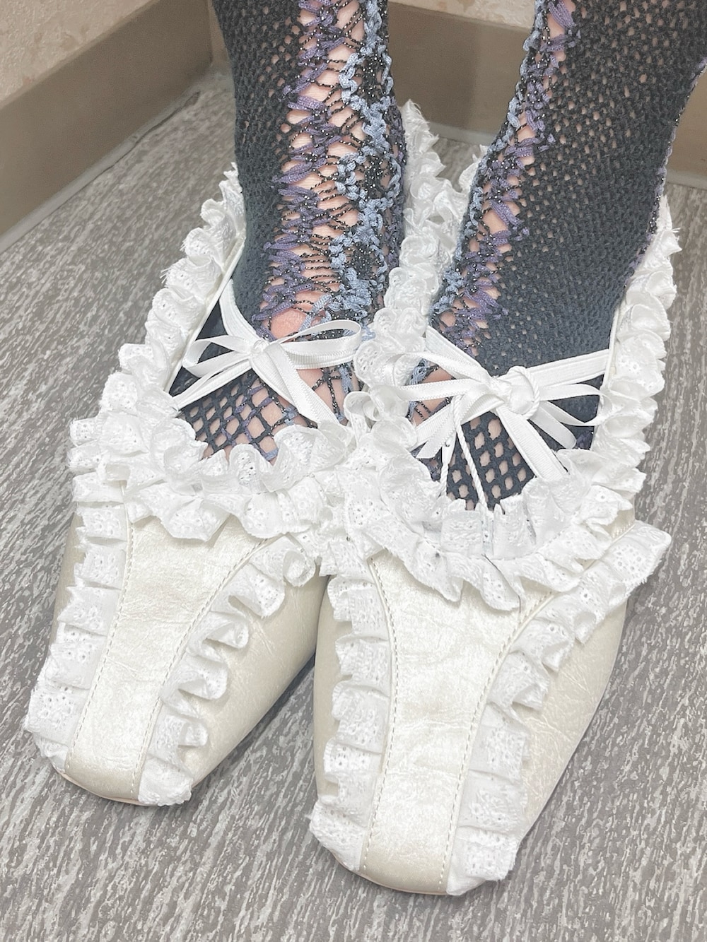 グレー系のTシャツ/カットソー、ピンク系のワンピース、ホワイト系のショルダーバッグを着用したレディースの冬コーディネートの10枚目の写真