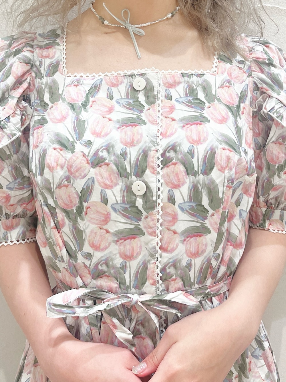 ホワイト系のワンピース、ブラック系のバレエシューズ、グリーン系のチョーカーを着用したレディースの春コーディネートの9枚目の写真