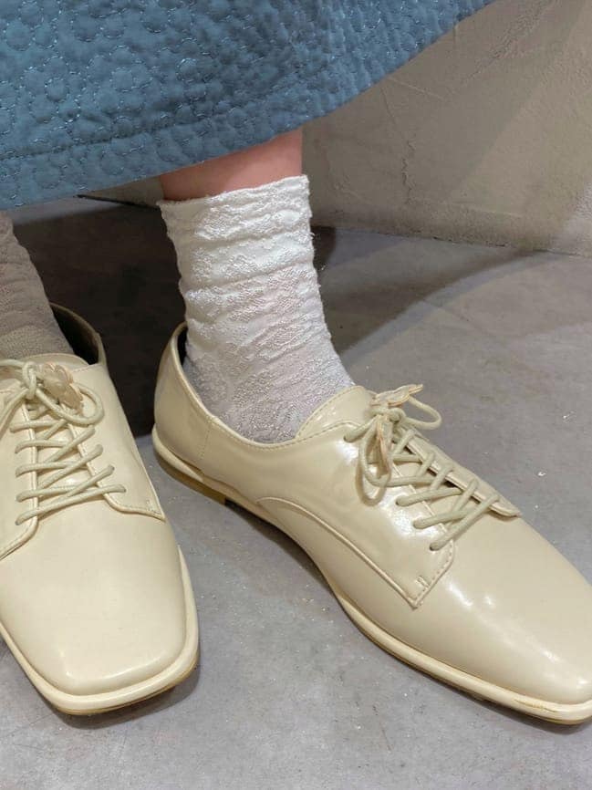 ホワイト系のシャツ/ブラウス、ホワイト系のその他シューズ、ブルー系のワンピースを着用したレディースの秋コーディネートの5枚目の写真