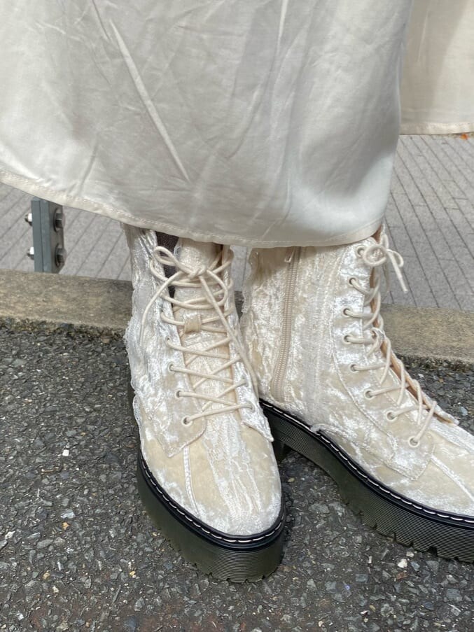 ホワイト系のワンピース、ホワイト系のカーディガン/ボレロ、ホワイト系のブーツを着用したレディースの秋コーディネートの5枚目の写真