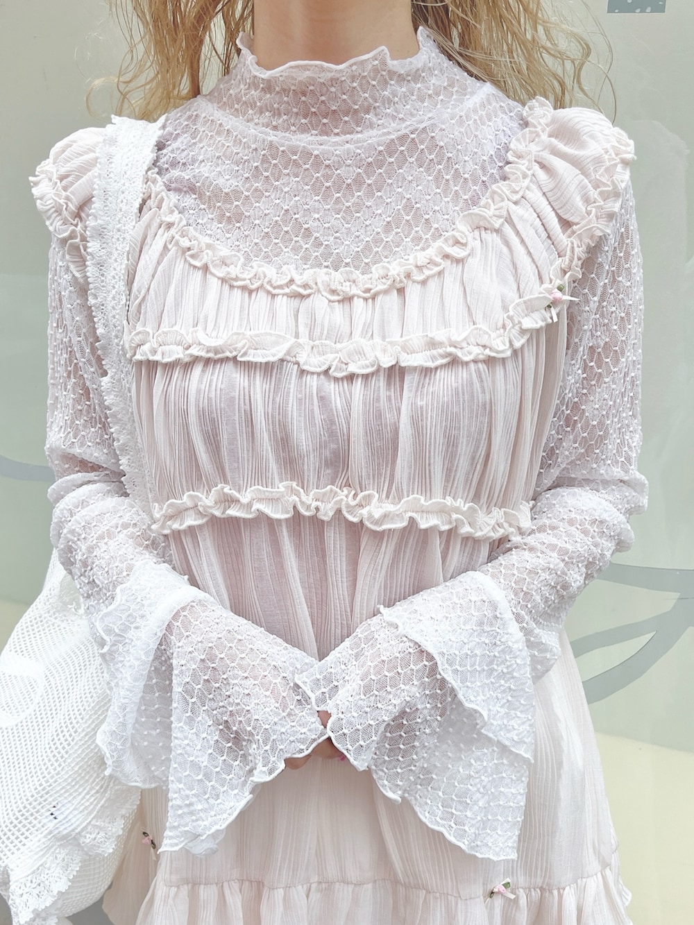 ホワイト系のTシャツ/カットソー、ホワイト系のトートバッグ、ホワイト系のスカートを着用したレディースの冬コーディネートの6枚目の写真