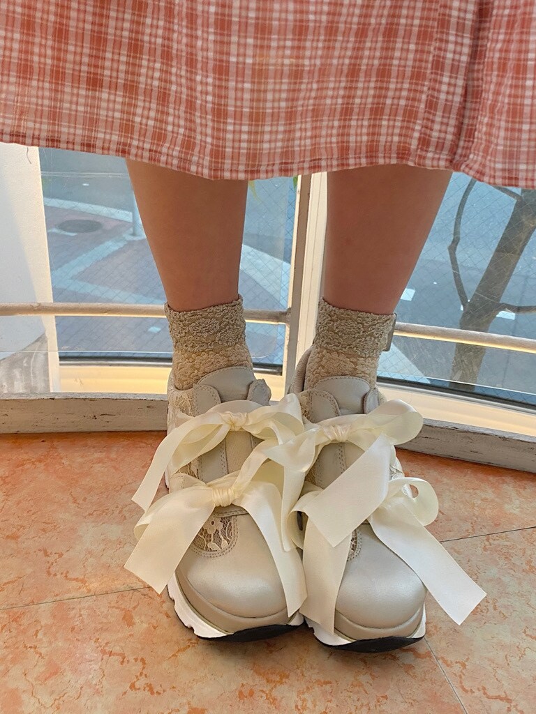 ピンク系のワンピースを着用したレディースの春コーディネートの6枚目の写真