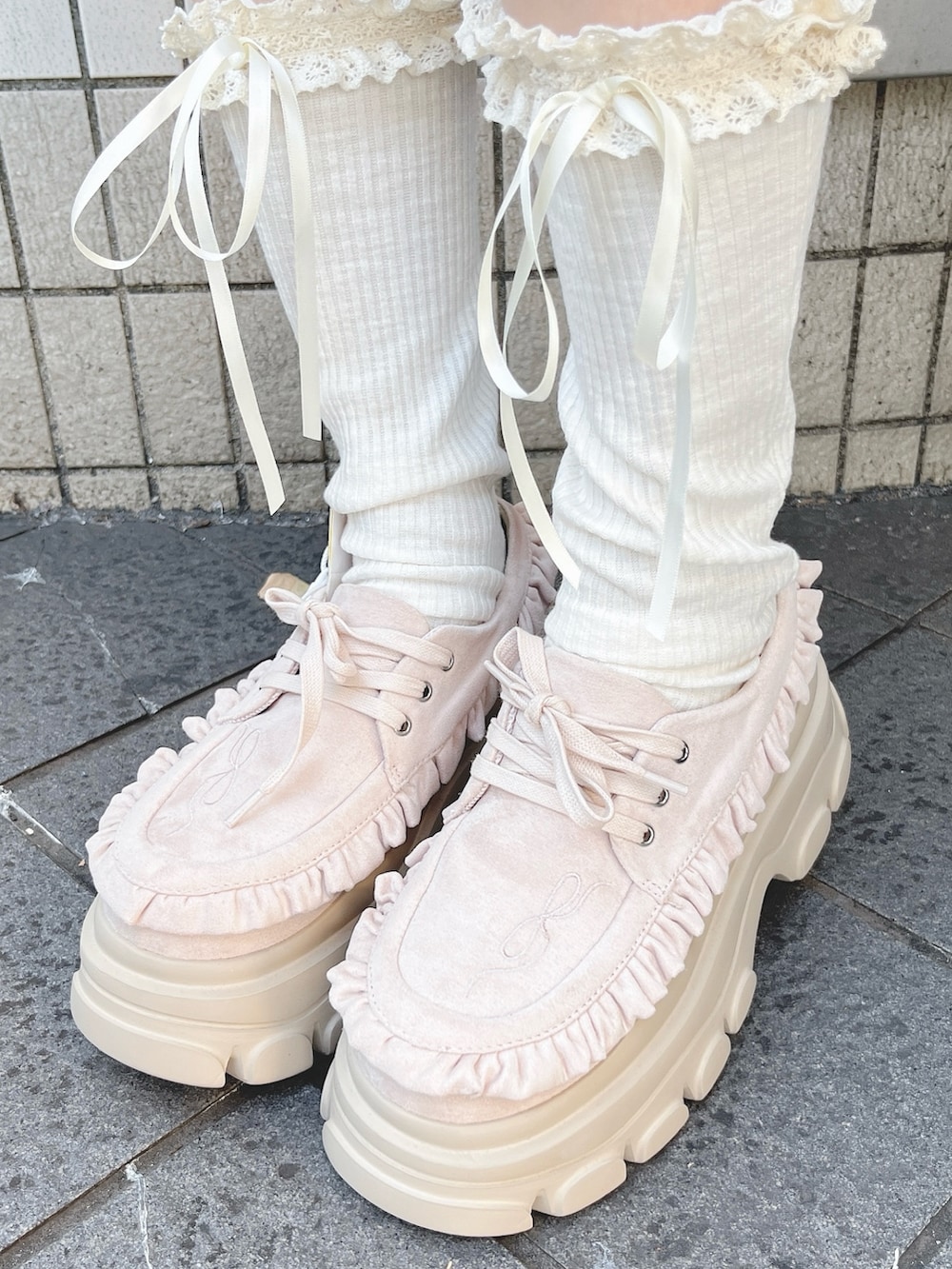 ピンク系のブルゾン、ベージュ系のスウェット、ホワイト系のスカートを着用したレディースの秋コーディネートの9枚目の写真