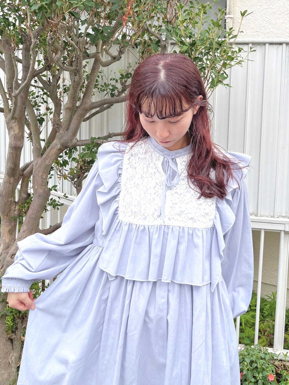 ブルー系のワンピース、ホワイト系のサンダルを着用したレディースの夏コーディネートの3枚目の写真