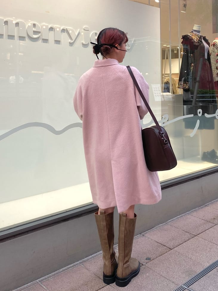 ベージュ系のブーツ、ベージュ系のブーツ、ピンク系のその他アウターを着用したレディースの秋コーディネートの3枚目の写真