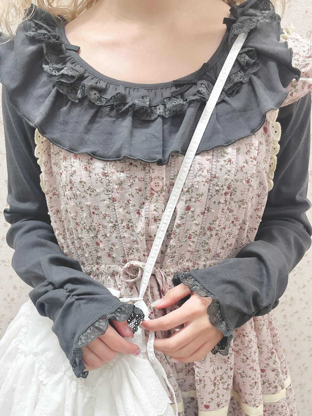 グレー系のTシャツ/カットソー、ピンク系のワンピース、ホワイト系のショルダーバッグを着用したレディースの冬コーディネートの8枚目の写真