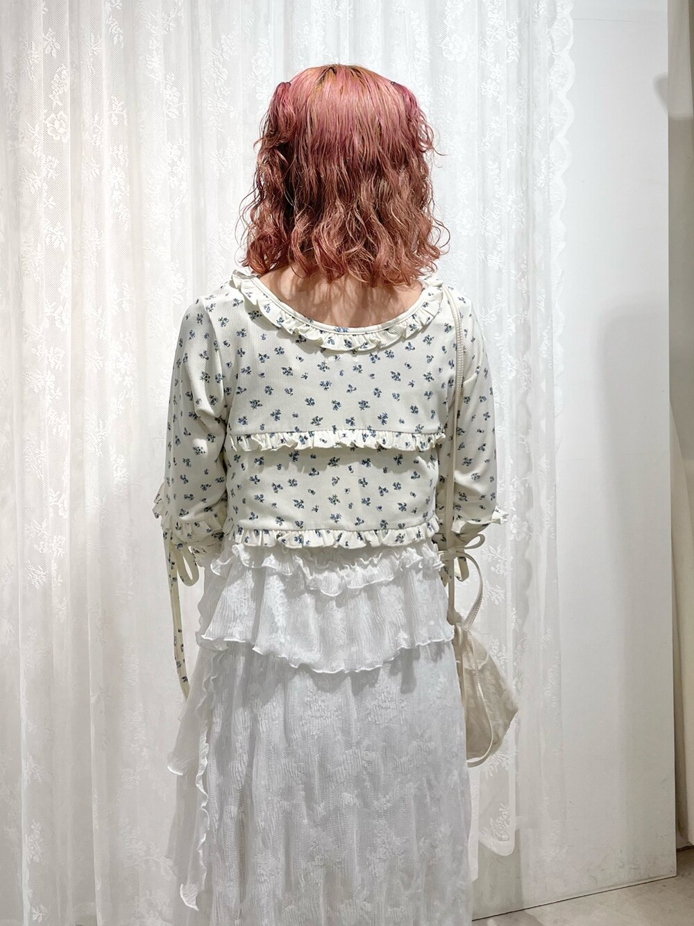 ホワイト系のカーディガン/ボレロ、ホワイト系のワンピース、ホワイト系のショルダーバッグを着用したレディースの夏コーディネートの7枚目の写真