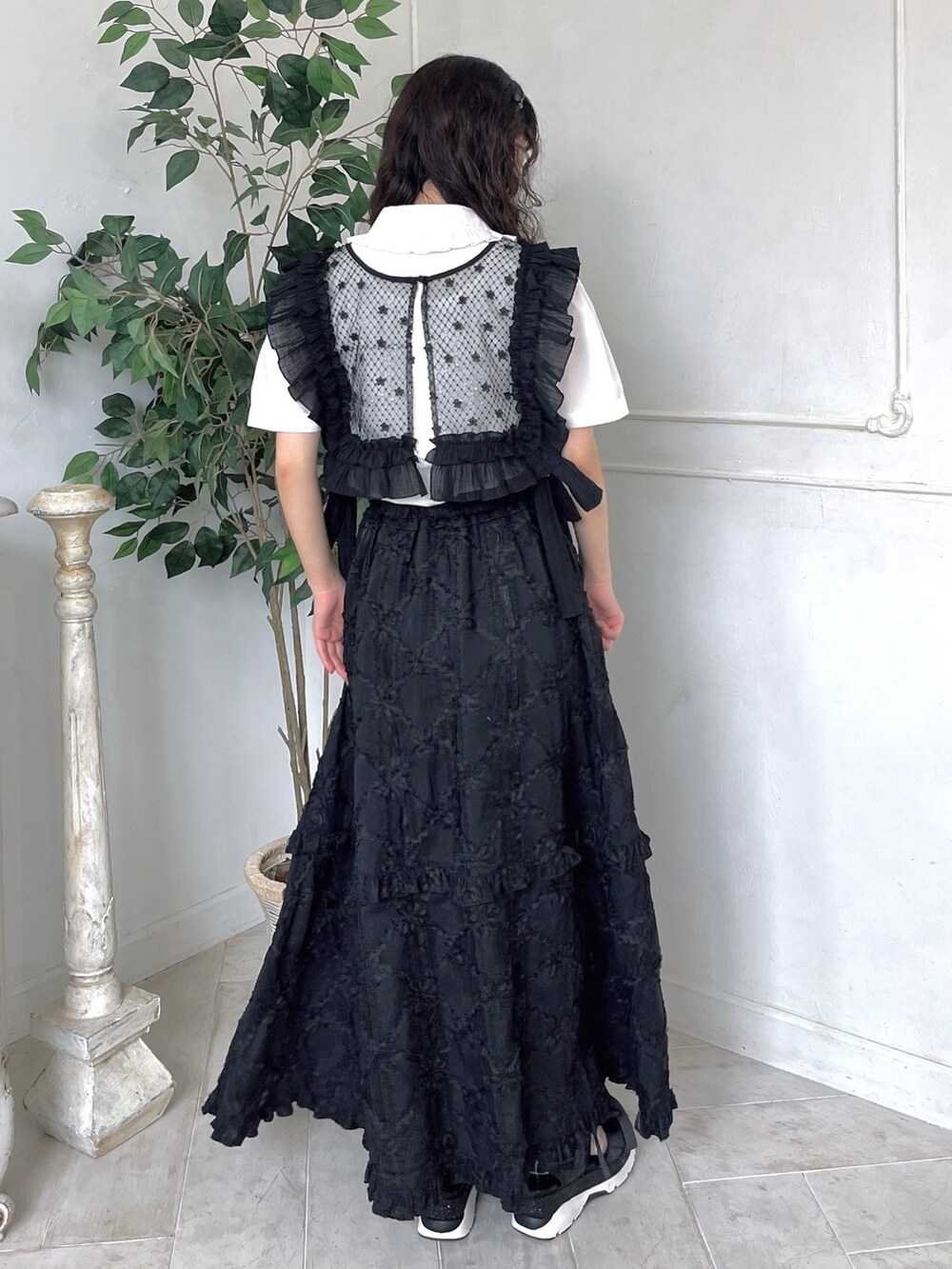 ホワイト系のシャツ/ブラウス、ブラック系のスカート、ブラック系のサンダルを着用したレディースの春コーディネートの3枚目の写真