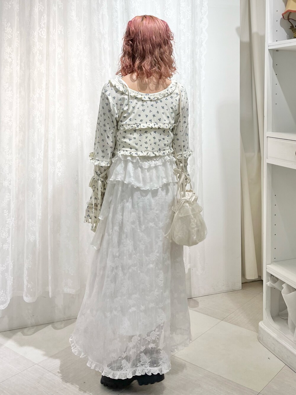 ホワイト系のカーディガン/ボレロ、ホワイト系のワンピース、ホワイト系のショルダーバッグを着用したレディースの夏コーディネートの4枚目の写真