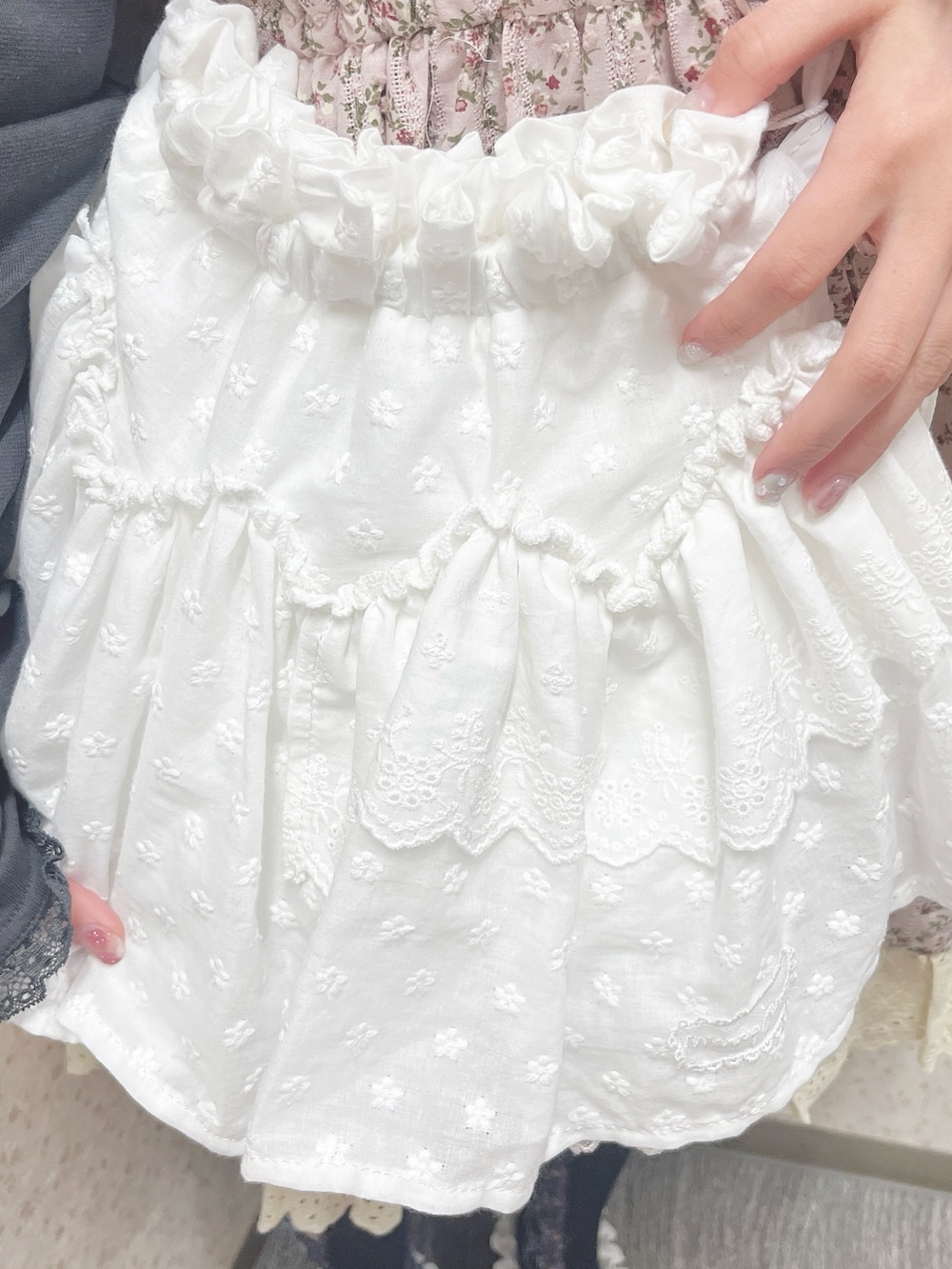 グレー系のTシャツ/カットソー、ピンク系のワンピース、ホワイト系のショルダーバッグを着用したレディースの冬コーディネートの9枚目の写真