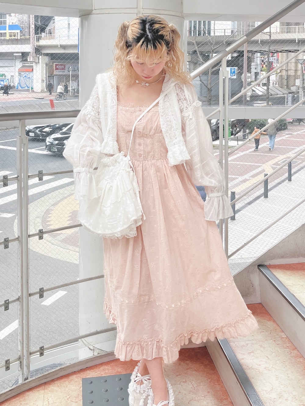 ホワイト系のブルゾン、ピンク系のワンピース、ホワイト系のバレエシューズを着用したレディースの春コーディネートの2枚目の写真