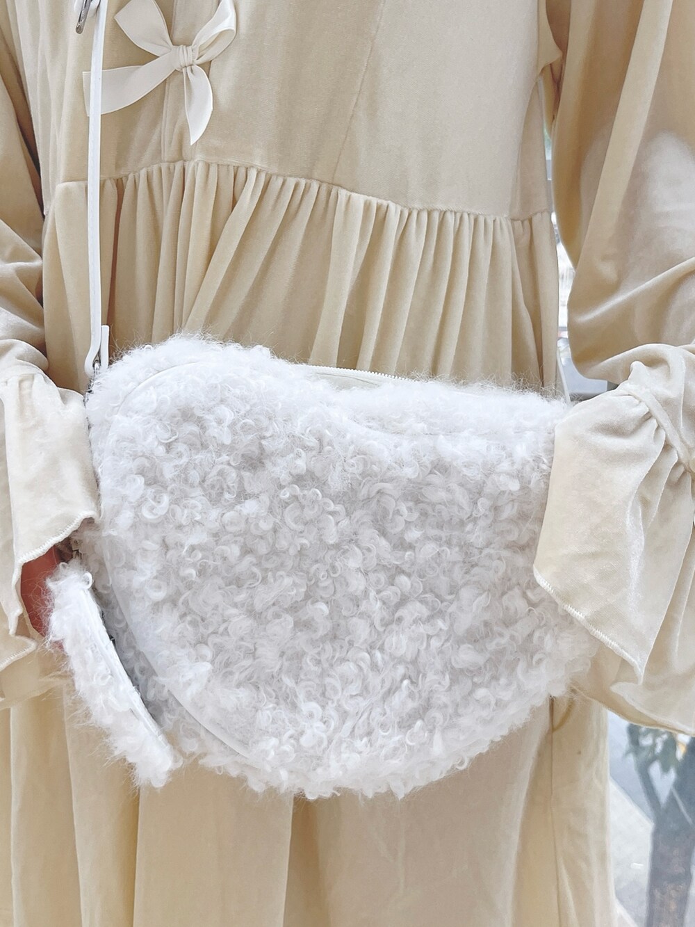 ホワイト系のワンピース、ホワイト系のショルダーバッグ、ホワイト系のローファーを着用したレディースの秋コーディネートの8枚目の写真