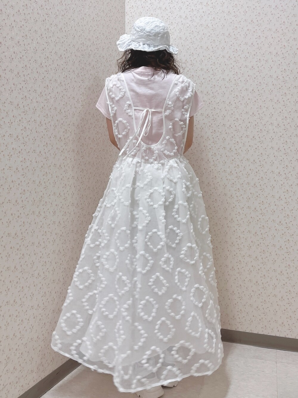 ピンク系のTシャツ/カットソー、ホワイト系のジャンパースカート、ホワイト系のスニーカーを着用したレディースの夏コーディネートの4枚目の写真