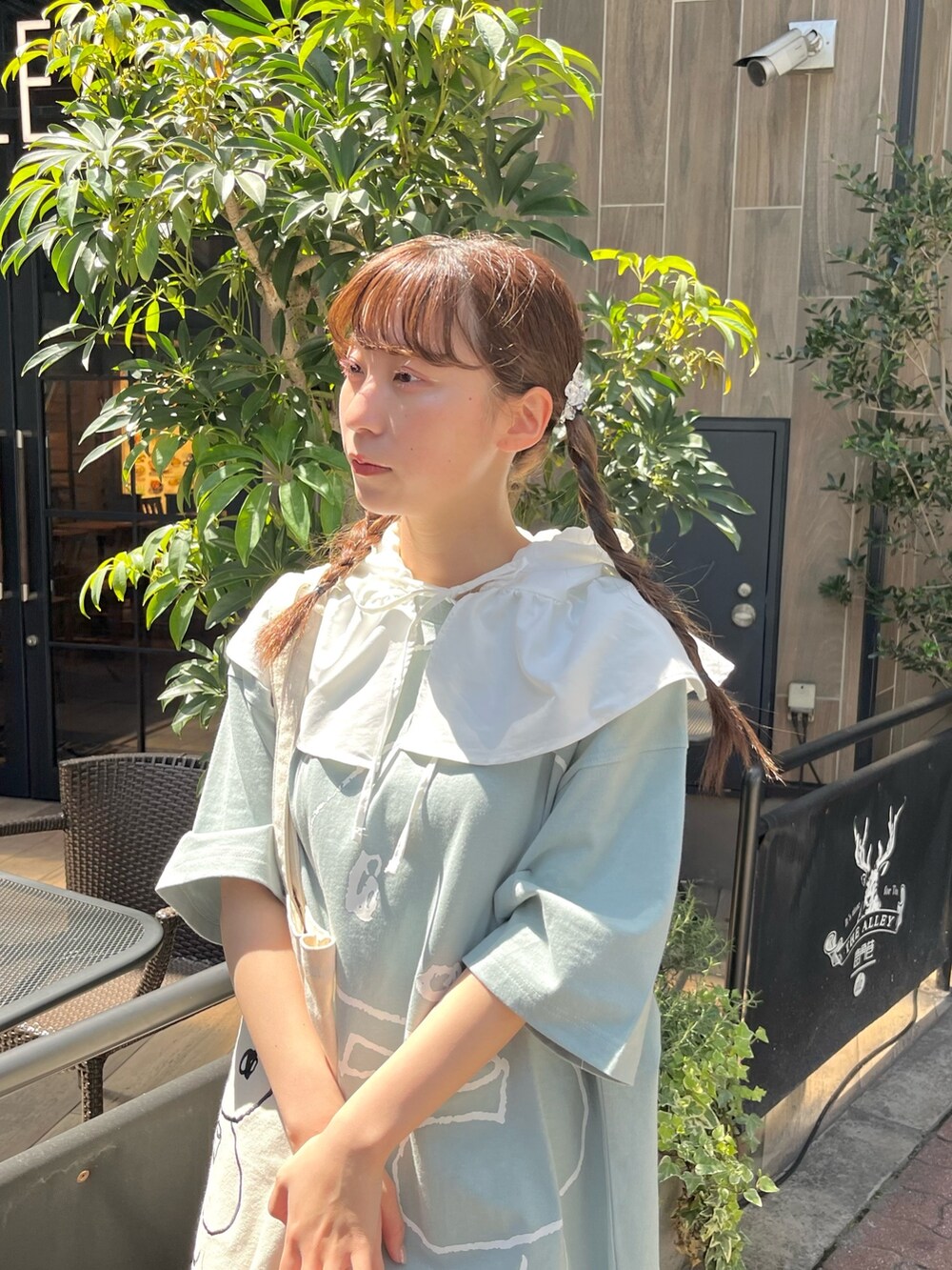 ブルー系のTシャツ/カットソー、ホワイト系のトートバッグ、ホワイト系のその他パンツを着用したレディースの春コーディネートの5枚目の写真