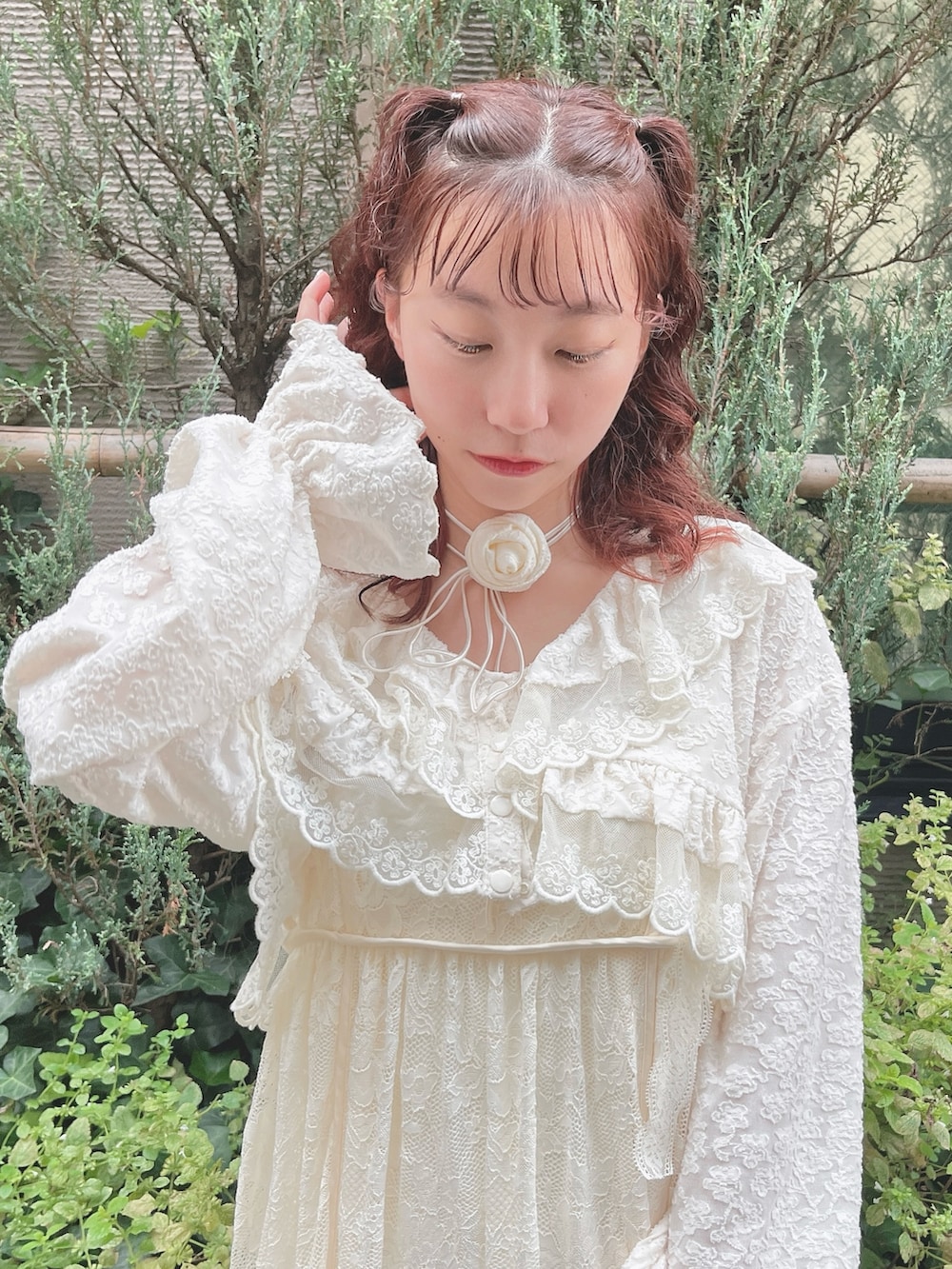 ホワイト系のワンピース、ホワイト系のシャツ/ブラウス、ベージュ系のバレエシューズを着用したレディースの夏コーディネートの3枚目の写真