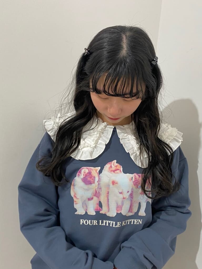 ホワイト系のシャツ/ブラウス、ベージュ系のスカート、ホワイト系のスニーカーを着用したレディースの冬コーディネートの3枚目の写真