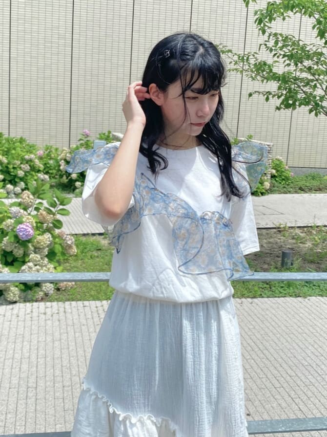 ホワイト系のスカートを着用したレディースの夏コーディネートの4枚目の写真