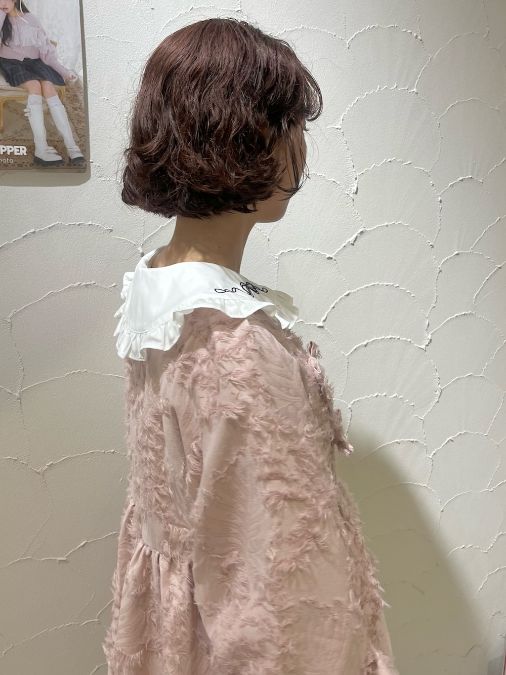 ピンク系のワンピース、ホワイト系のシャツ/ブラウス、ホワイト系のブーツを着用したレディースの秋コーディネートの7枚目の写真