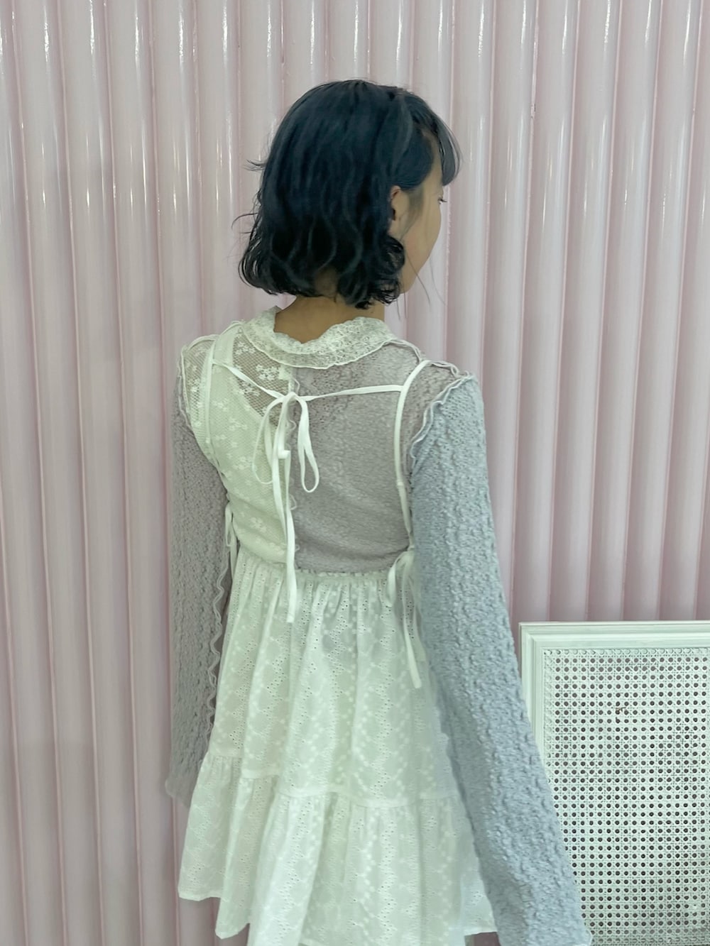 ホワイト系のキャミソール、その他のカーディガン/ボレロ、ホワイト系のその他パンツを着用したレディースの冬コーディネートの6枚目の写真