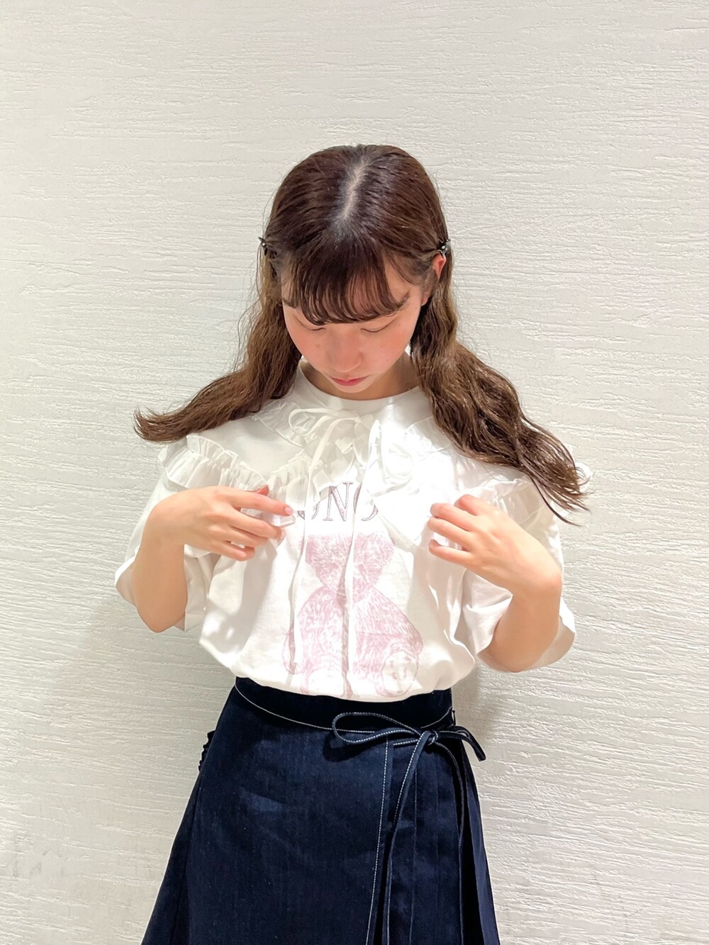 ホワイト系のTシャツ/カットソー、ブルー系のデニムスカート、ピンク系のサンダルを着用したレディースの春コーディネートの3枚目の写真