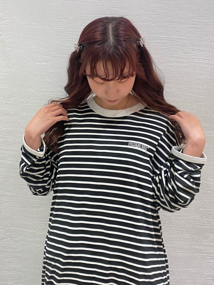 ブラック系のその他シューズ、ブラック系のワンピース、ブラック系のTシャツ/カットソーを着用したレディースの春コーディネートの4枚目の写真