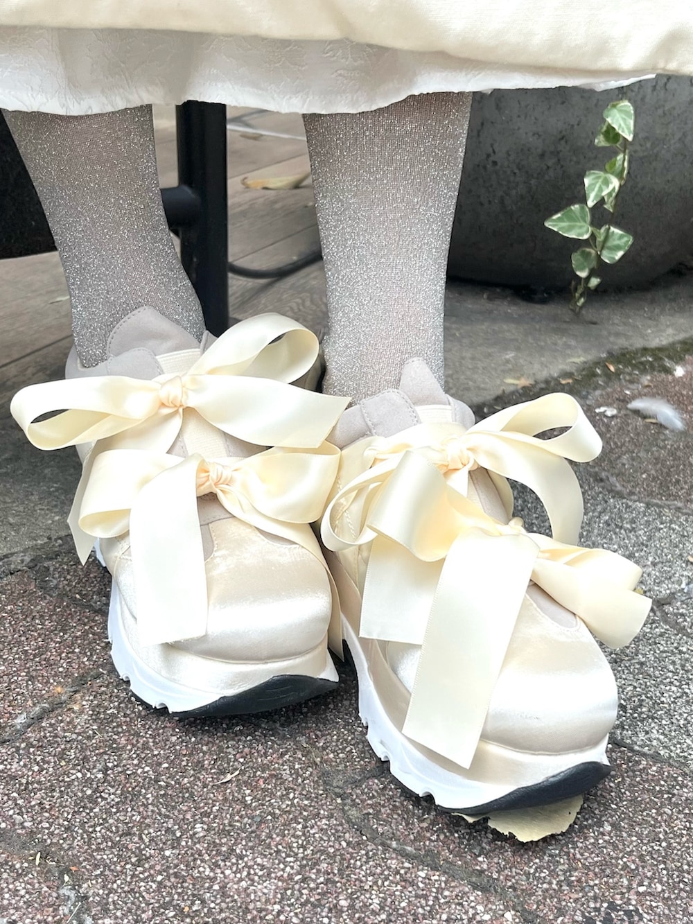 ホワイト系のスニーカー、ホワイト系のワンピース、ホワイト系のトートバッグを着用したレディースの夏コーディネートの8枚目の写真