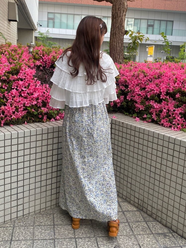 ホワイト系のTシャツ/カットソー、ブラウン系のサンダル、ブルー系のワンピースを着用したレディースの春コーディネートの2枚目の写真