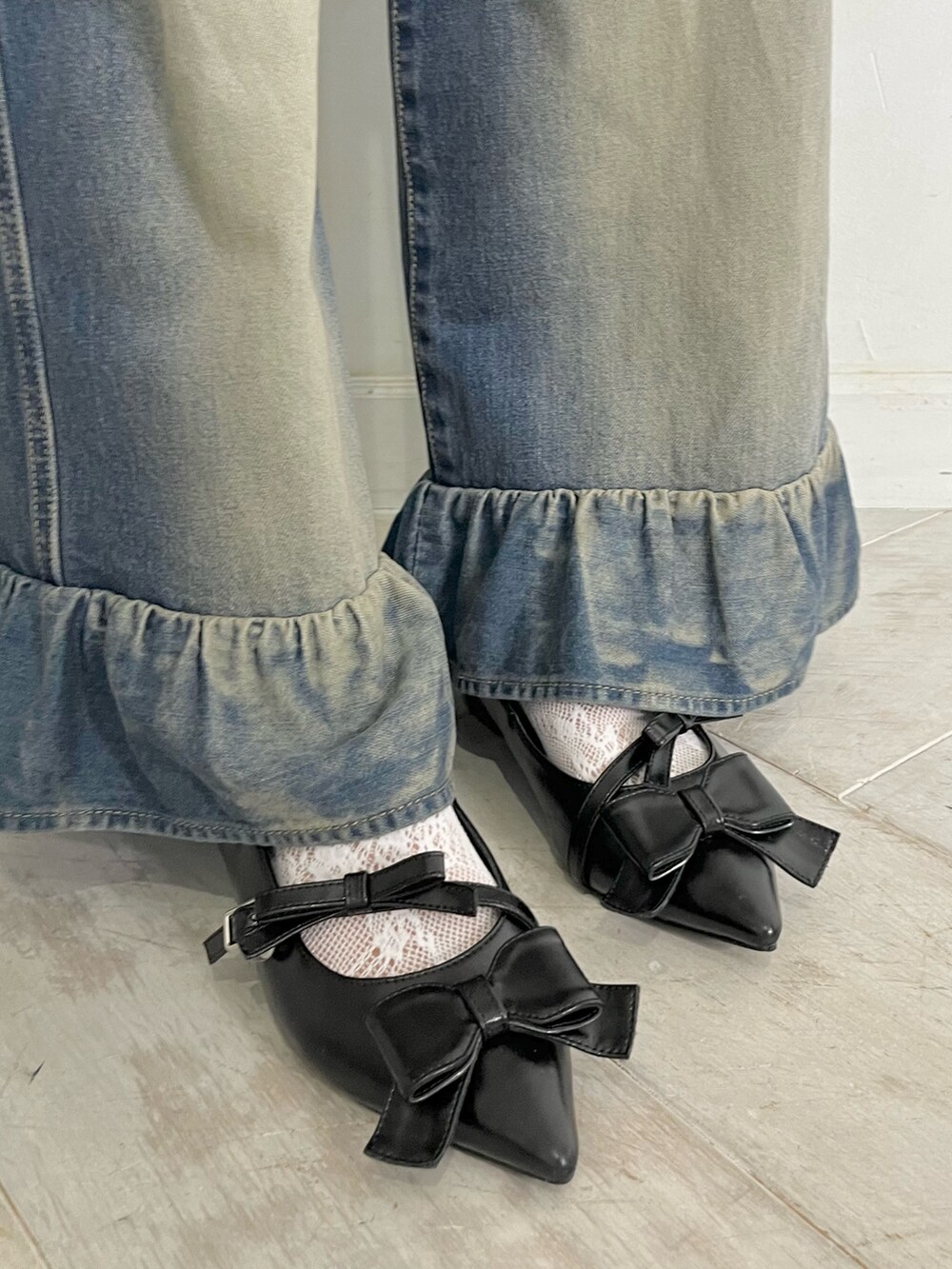 ホワイト系のTシャツ/カットソー、ホワイト系のニット/セーター、ブルー系のデニムパンツを着用したレディースの秋コーディネートの8枚目の写真