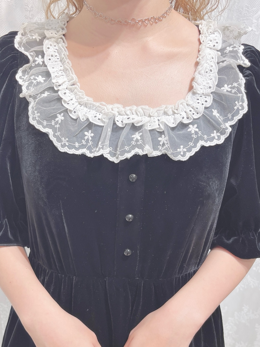 ブラック系のワンピース、レッド系のハンドバッグ、ブラック系のパンプスを着用したレディースの夏コーディネートの7枚目の写真