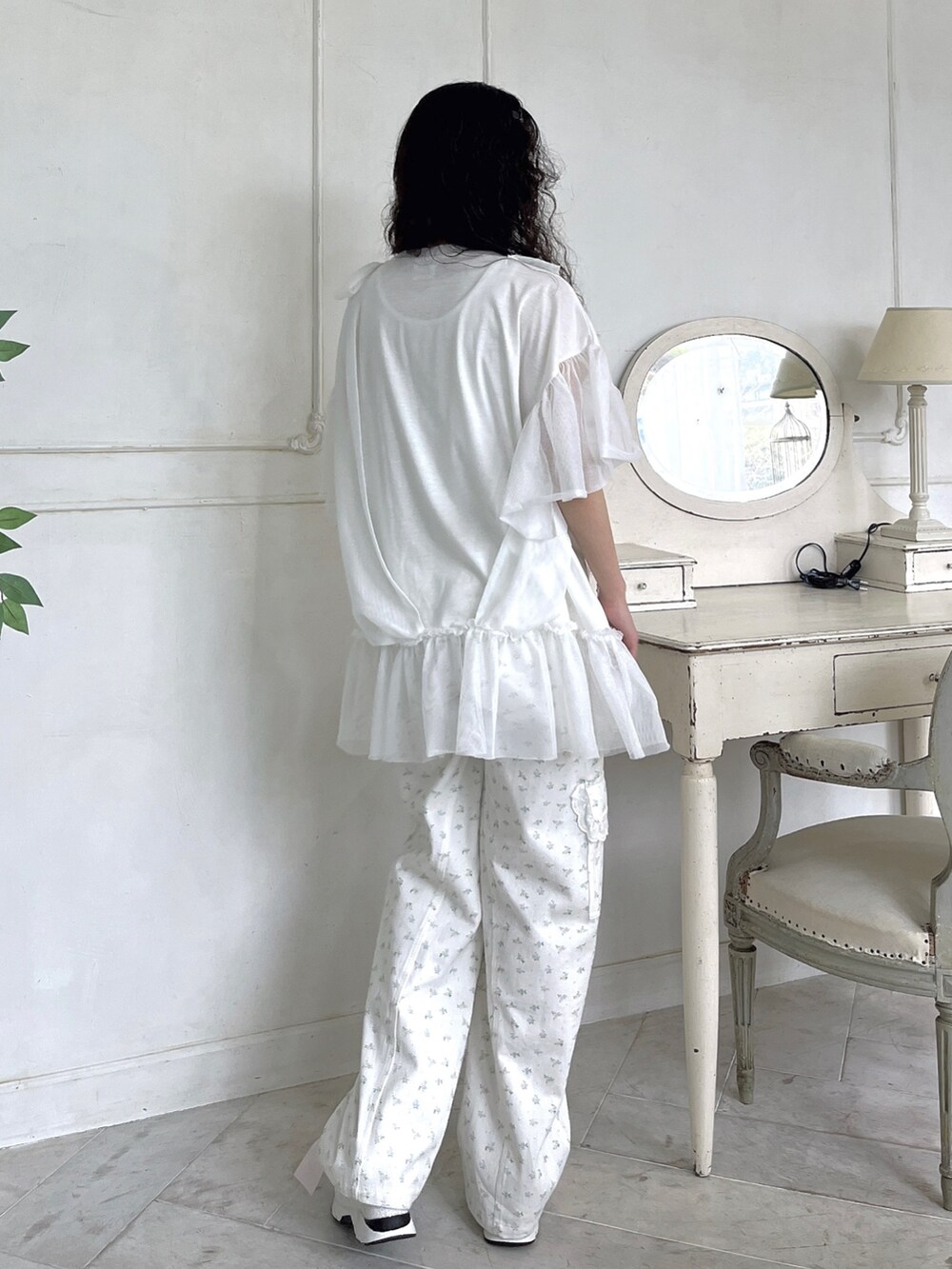 ピンク系のサンダル、ホワイト系のカーゴパンツ、ホワイト系のTシャツ/カットソーを着用したレディースの春コーディネートの4枚目の写真