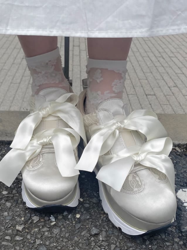 ホワイト系のハンドバッグ、ホワイト系のワンピースを着用したレディースの夏コーディネートの10枚目の写真