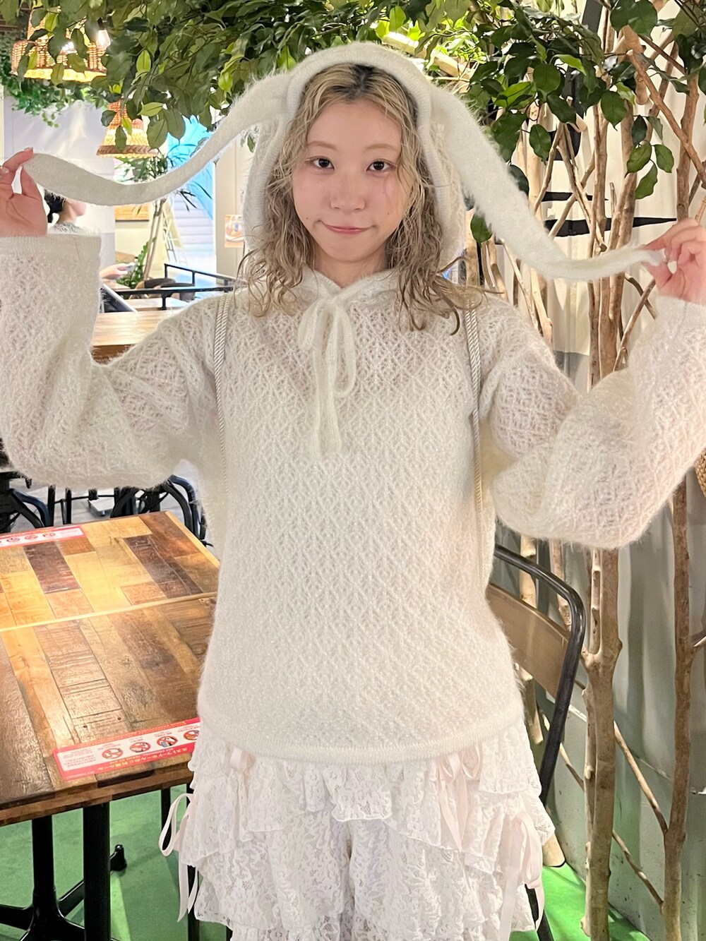 ホワイト系のその他パンツ、ホワイト系のニット/セーター、ホワイト系のバックパック/リュックを着用したレディースの秋コーディネートの6枚目の写真