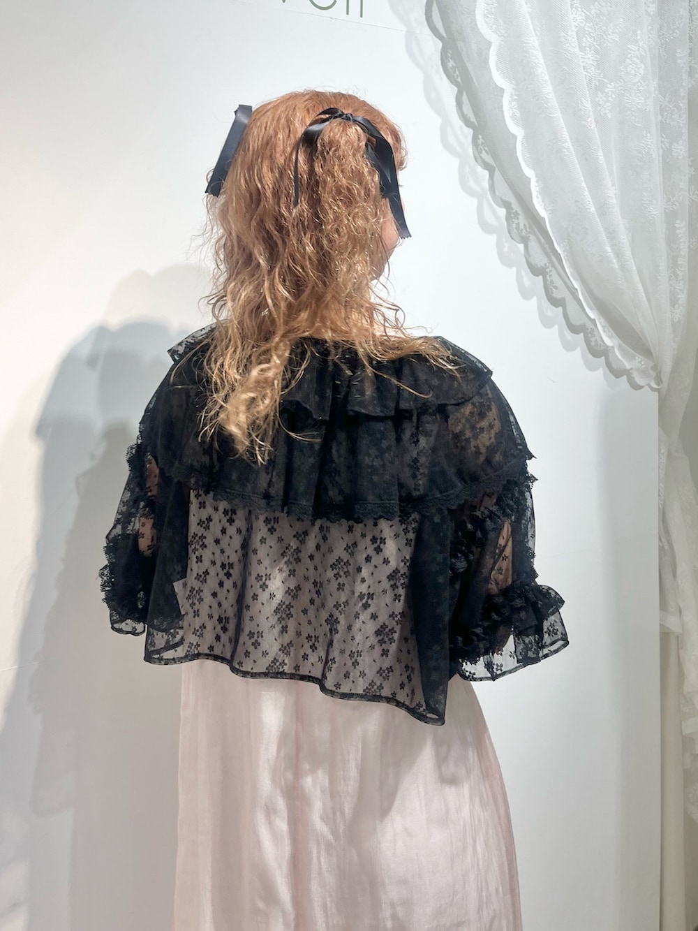 ブラック系のカーディガン/ボレロ、ピンク系のワンピース、ブラック系のサンダルを着用したレディースの春コーディネートの8枚目の写真