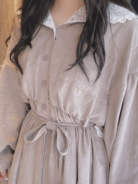 ベージュ系のワンピース、ベージュ系のサンダルを着用したレディースの夏コーディネートの6枚目の写真