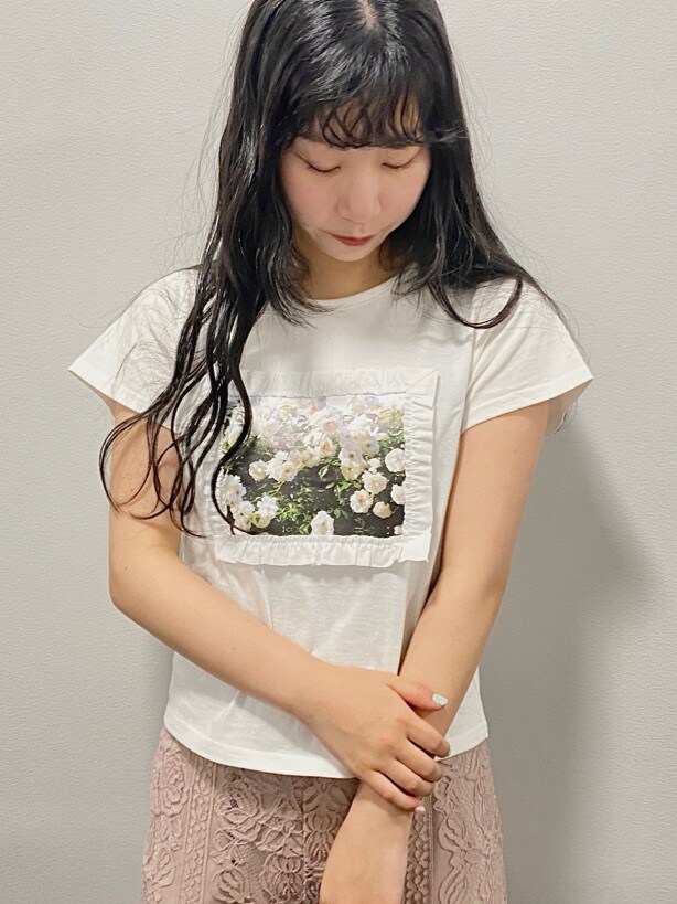 パープル系のその他パンツ、ホワイト系のパンプスを着用したレディースの春コーディネートの3枚目の写真